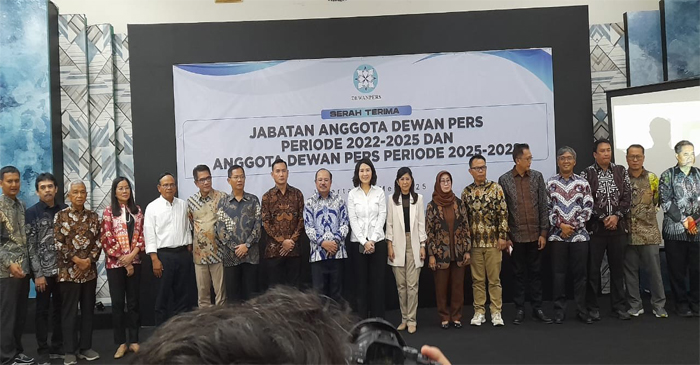 Suasana pose bersama di sela-sela acara Sertijab anggota baru Dewan Persi periode 2025-2028, di Hall Dewan Pers, Rabu (14/5/2025).