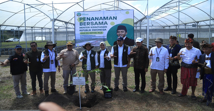 Pose Bersama Tanam Bibit Pohon