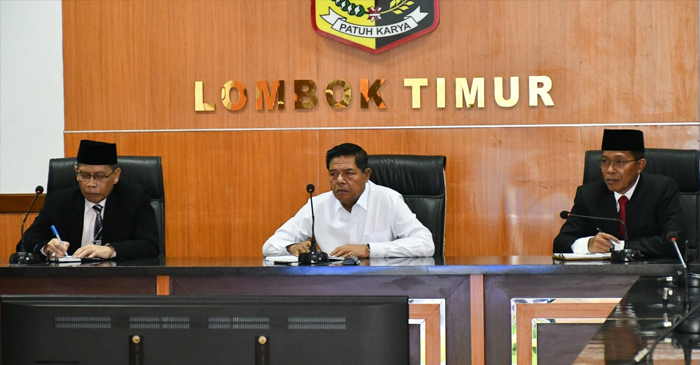 Bupati Lotim, H Haerul Warisin (tengah) didampingi Wabup Lotim, HM Edwin dan Sekda 