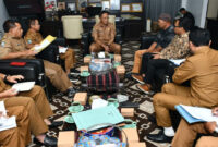 Sekda Lotim, HM Juaini Taofik saat menggelar rapat intensif untuk membahas langkah-langkah pengendalian inflasi, di ruang kerjanya, Selasa (22/4/2025).