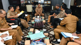 Sekda Lotim, HM Juaini Taofik saat menggelar rapat intensif untuk membahas langkah-langkah pengendalian inflasi, di ruang kerjanya, Selasa (22/4/2025).