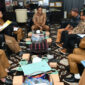 Sekda Lotim, HM Juaini Taofik saat menggelar rapat intensif untuk membahas langkah-langkah pengendalian inflasi, di ruang kerjanya, Selasa (22/4/2025).