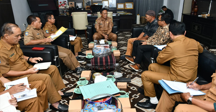 Sekda Lotim, HM Juaini Taofik saat menggelar rapat intensif untuk membahas langkah-langkah pengendalian inflasi, di ruang kerjanya, Selasa (22/4/2025).