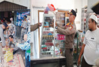 Tim Satgas Barang Kena Cukai (BKC) yang terdiri dari Satpol PP dan Bea Cukai Mataram saat melakukan operasi rokok ilegal di tiga kecamatan di wilayah Lombok Barat.
