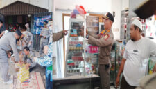 Tim Satgas Barang Kena Cukai (BKC) yang terdiri dari Satpol PP dan Bea Cukai Mataram saat melakukan operasi rokok ilegal di tiga kecamatan di wilayah Lombok Barat.