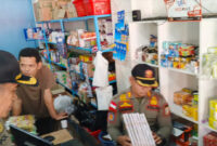 Satpol PP Lobar bersama Bea Cukai Mataram saat menyita rokok ilegal di sebuah kios warga yang diduga menjual rokok ilegal.