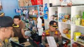 Satpol PP Lobar bersama Bea Cukai Mataram saat menyita rokok ilegal di sebuah kios warga yang diduga menjual rokok ilegal.