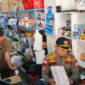 Satpol PP Lobar bersama Bea Cukai Mataram saat menyita rokok ilegal di sebuah kios warga yang diduga menjual rokok ilegal.