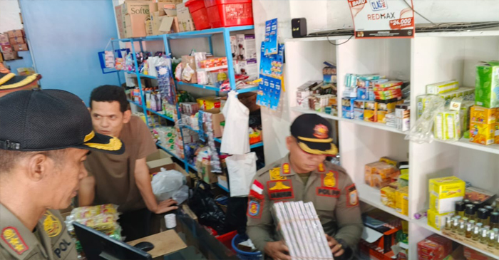 Satpol PP Lobar bersama Bea Cukai Mataram saat menyita rokok ilegal di sebuah kios warga yang diduga menjual rokok ilegal.