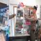 Tim Satgas Barang Kena Cukai (BKC) yang terdiri dari Satpol PP dan Bea Cukai Mataram saat melakukan operasi rokok ilegal di tiga kecamatan di wilayah Lombok Barat.
