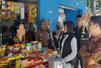 Satpol PP Lobar bersama Bea Cukai Mataram saat melakukan razia roko ilegal di sebuah kios penjual rokok.