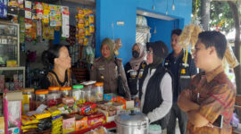 Satpol PP Lobar bersama Bea Cukai Mataram saat melakukan razia roko ilegal di sebuah kios penjual rokok.