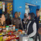 Satpol PP Lobar bersama Bea Cukai Mataram saat melakukan razia roko ilegal di sebuah kios penjual rokok.