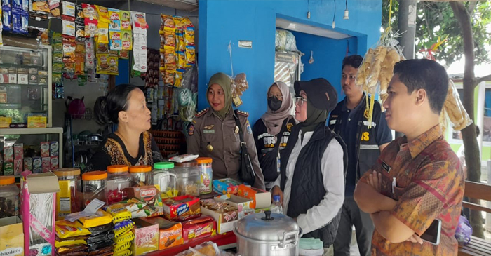 Satpol PP Lobar bersama Bea Cukai Mataram saat melakukan razia roko ilegal di sebuah kios penjual rokok.