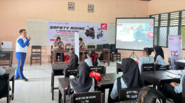 Satria Wiman Jaya selaku Instruktur Safety Riding dari Astra Motor NTB saat memberikan materi tentang pentingnya kesadaran berlalu lintas, teknik berkendara yang benar, serta etika bagi pengguna jalan.