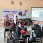 Satria Wiman Jaya selaku Instruktur Safety Riding dari Astra Motor NTB saat memberikan materi tentang pentingnya kesadaran berlalu lintas, teknik berkendara yang benar, serta etika bagi pengguna jalan.