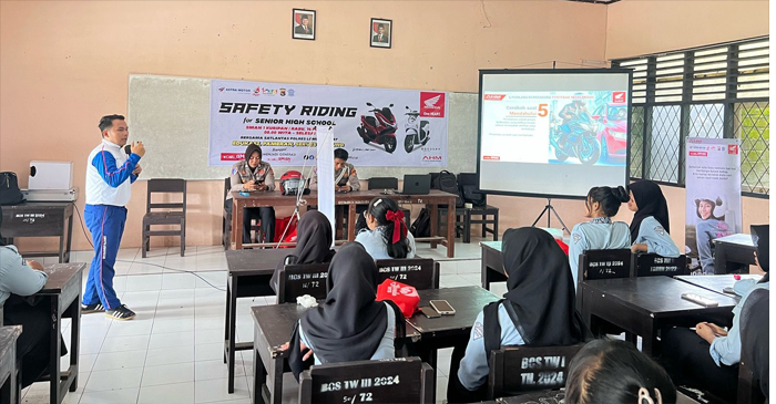 Satria Wiman Jaya selaku Instruktur Safety Riding dari Astra Motor NTB saat memberikan materi tentang pentingnya kesadaran berlalu lintas, teknik berkendara yang benar, serta etika bagi pengguna jalan.