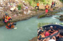 Tim SAR gabungan saat mencari korban yang terseret arus sungai di Gunungsari, Lombok Barat. 