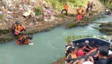 Tim SAR gabungan saat mencari korban yang terseret arus sungai di Gunungsari, Lombok Barat. 