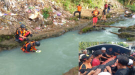 Tim SAR gabungan saat mencari korban yang terseret arus sungai di Gunungsari, Lombok Barat. 
