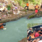 Tim SAR gabungan saat mencari korban yang terseret arus sungai di Gunungsari, Lombok Barat. 