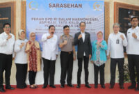 Suasana pose bersama di sela-sela acara sarasehan yang digelar Puskadaran Setjen DPD RI.