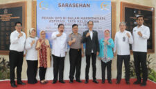 Suasana pose bersama di sela-sela acara sarasehan yang digelar Puskadaran Setjen DPD RI.