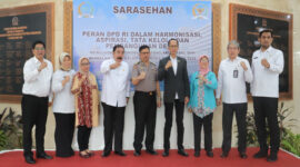 Suasana pose bersama di sela-sela acara sarasehan yang digelar Puskadaran Setjen DPD RI.