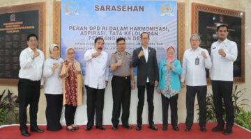 Suasana pose bersama di sela-sela acara sarasehan yang digelar Puskadaran Setjen DPD RI.