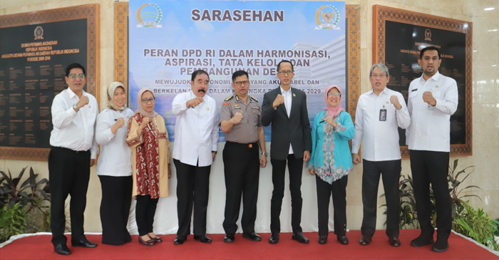 Suasana pose bersama di sela-sela acara sarasehan yang digelar Puskadaran Setjen DPD RI.