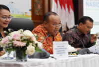 Sekda NTB, HL Gita Ariadi (dua dari kiri) saat memaparkan berbagai strategi pengendalian inflasi, khususnya inflasi pangan, dalam Rakor GNPIP Wilayah Bali Nusra 2025, di Kantor Perwakilan BI Provinsi Bali, Jumat (23/5/2025).