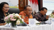 Sekda NTB, HL Gita Ariadi (dua dari kiri) saat memaparkan berbagai strategi pengendalian inflasi, khususnya inflasi pangan, dalam Rakor GNPIP Wilayah Bali Nusra 2025, di Kantor Perwakilan BI Provinsi Bali, Jumat (23/5/2025).