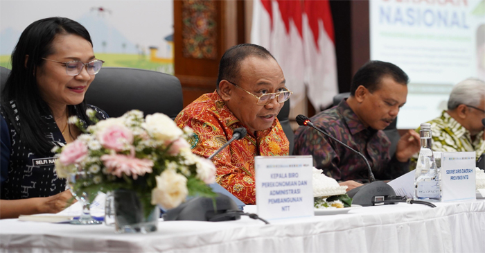 Sekda NTB, HL Gita Ariadi (dua dari kiri) saat memaparkan berbagai strategi pengendalian inflasi, khususnya inflasi pangan, dalam Rakor GNPIP Wilayah Bali Nusra 2025, di Kantor Perwakilan BI Provinsi Bali, Jumat (23/5/2025).