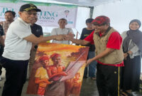 Wabup Lotim, HM Edwin Hadiwijaya saat diberikan lukisan oleh seorang seniman Lotim.