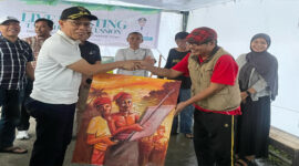 Wabup Lotim, HM Edwin Hadiwijaya saat diberikan lukisan oleh seorang seniman Lotim.