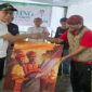 Wabup Lotim, HM Edwin Hadiwijaya saat diberikan lukisan oleh seorang seniman Lotim.