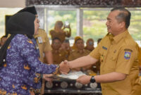 Gubernur NTB, Lalu Muhamad Iqbal saat menyerahkan SK pengangkatan CPNS dan PPPP secara simbolis.