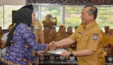 Gubernur NTB, Lalu Muhamad Iqbal saat menyerahkan SK pengangkatan CPNS dan PPPP secara simbolis.
