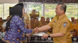 Gubernur NTB, Lalu Muhamad Iqbal saat menyerahkan SK pengangkatan CPNS dan PPPP secara simbolis.