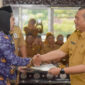 Gubernur NTB, Lalu Muhamad Iqbal saat menyerahkan SK pengangkatan CPNS dan PPPP secara simbolis.