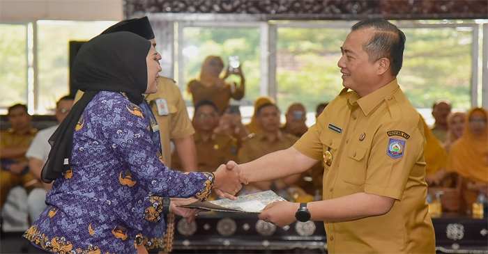 Gubernur NTB, Lalu Muhamad Iqbal saat menyerahkan SK pengangkatan CPNS dan PPPP secara simbolis.