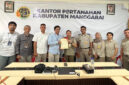 Pihak BPN dan PLN saat menyerahkan sertifikat tanah.
