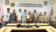 Pihak BPN dan PLN saat menyerahkan sertifikat tanah.