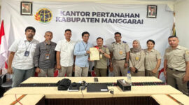 Pihak BPN dan PLN saat menyerahkan sertifikat tanah.