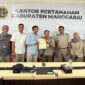 Pihak BPN dan PLN saat menyerahkan sertifikat tanah.