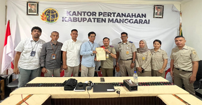 Pihak BPN dan PLN saat menyerahkan sertifikat tanah.