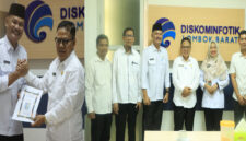 Suasana pose bersama usai acara Sertijab Kadis Kominfotik Lobar.