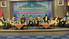 Wakil Ketua DPD RI, Tamsil Linrung (empat dari kiri) saat menyampaikan orasi kebangsaan pada Halal Bihalal Nasional Keluarga Besar Alumni dan Kader HMI MPO, di Aula Badan Bahasa UNJ, Rawamangun, Jakarta, Minggu (11/5/2025).