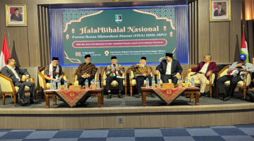 Wakil Ketua DPD RI, Tamsil Linrung (empat dari kiri) saat menyampaikan orasi kebangsaan pada Halal Bihalal Nasional Keluarga Besar Alumni dan Kader HMI MPO, di Aula Badan Bahasa UNJ, Rawamangun, Jakarta, Minggu (11/5/2025).