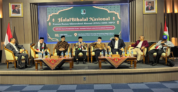 Wakil Ketua DPD RI, Tamsil Linrung (empat dari kiri) saat menyampaikan orasi kebangsaan pada Halal Bihalal Nasional Keluarga Besar Alumni dan Kader HMI MPO, di Aula Badan Bahasa UNJ, Rawamangun, Jakarta, Minggu (11/5/2025).